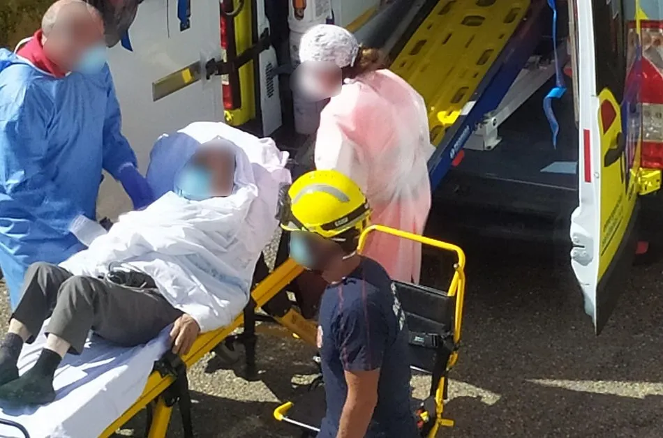 Momento en el que el anciano rescatado es trasladado por los sanitarios