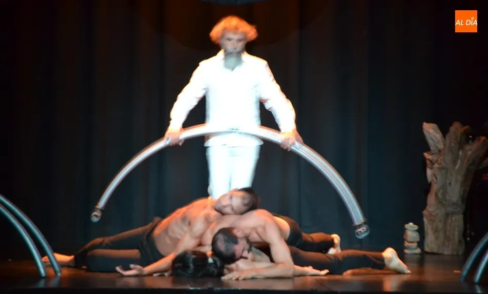 Foto 7 - El hombre prehist&oacute;rico propicia la &lsquo;vuelta a la vida&rsquo; del Teatro Nuevo tras el estado de...