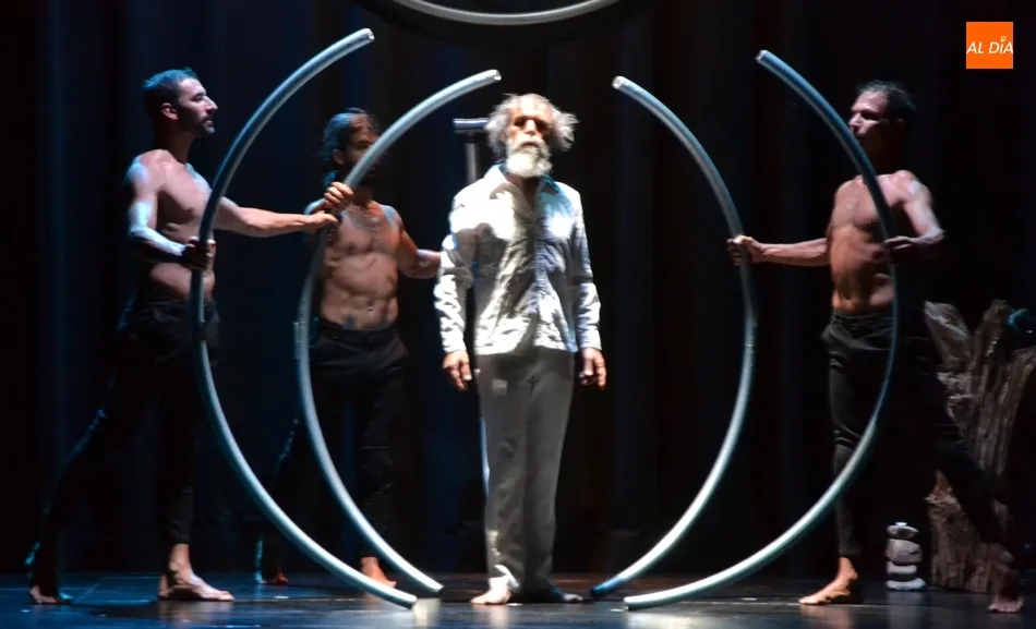 El hombre prehistórico propicia la ‘vuelta a la vida’ del Teatro Nuevo tras el estado de...