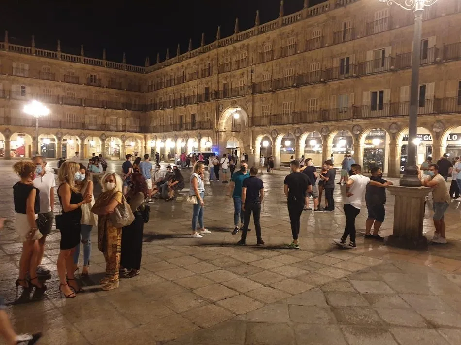 Foto 10 - El p&uacute;blico salmantino protesta ante el nuevo horario de cierre del ocio nocturno