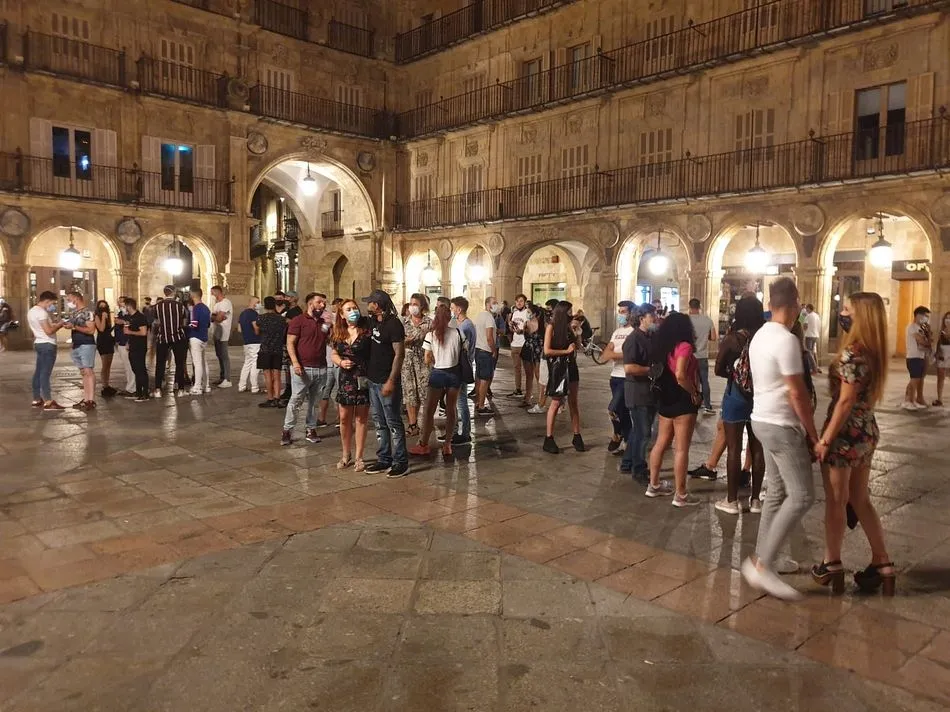 Foto 8 - El p&uacute;blico salmantino protesta ante el nuevo horario de cierre del ocio nocturno