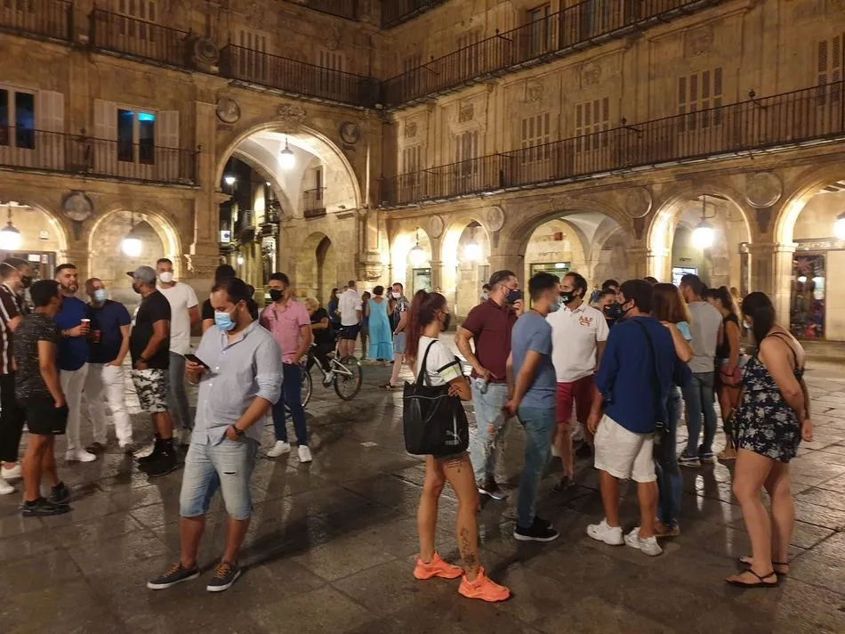 Foto 6 - El p&uacute;blico salmantino protesta ante el nuevo horario de cierre del ocio nocturno