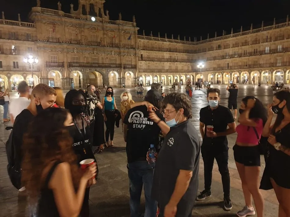 Foto 5 - El p&uacute;blico salmantino protesta ante el nuevo horario de cierre del ocio nocturno