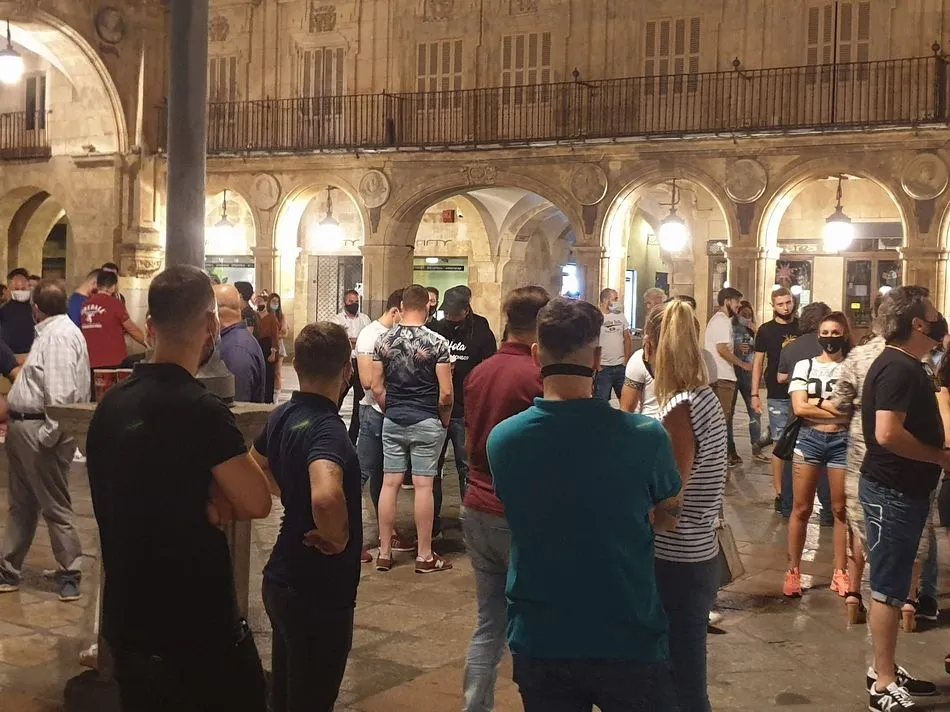 Foto 4 - El p&uacute;blico salmantino protesta ante el nuevo horario de cierre del ocio nocturno