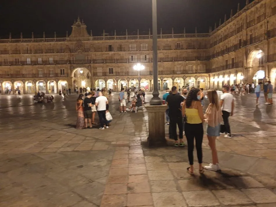 Foto 3 - El p&uacute;blico salmantino protesta ante el nuevo horario de cierre del ocio nocturno