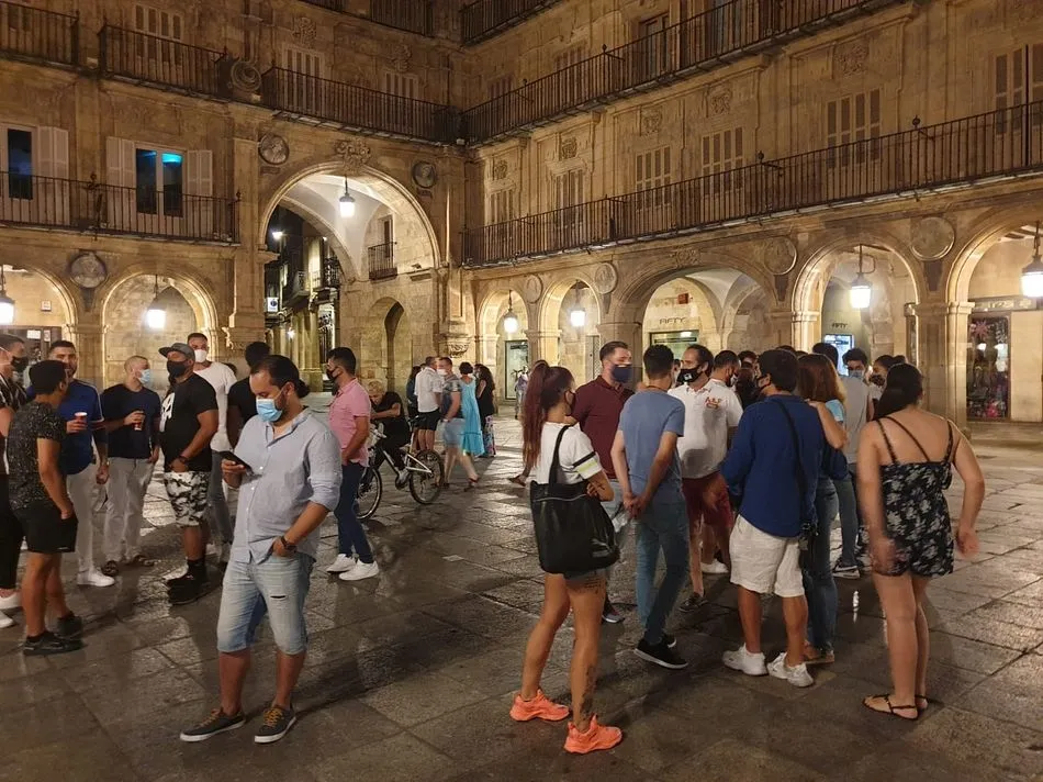 Foto 2 - El p&uacute;blico salmantino protesta ante el nuevo horario de cierre del ocio nocturno