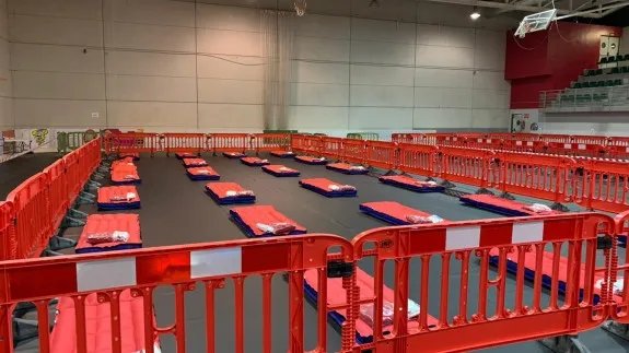 Interior del pabellón de Cabezo Beazas dispuesto para acoger a los migrantes - orm.es