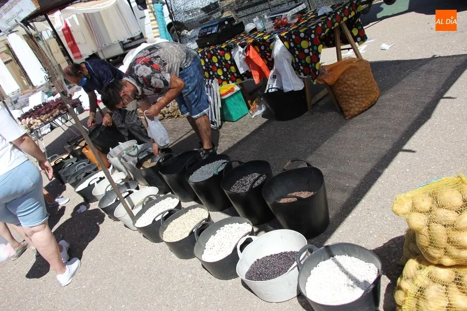 Foto 11 - El mercadillo portugu&eacute;s de Trabanca comienza agosto con una excelente afluencia de puestos de...