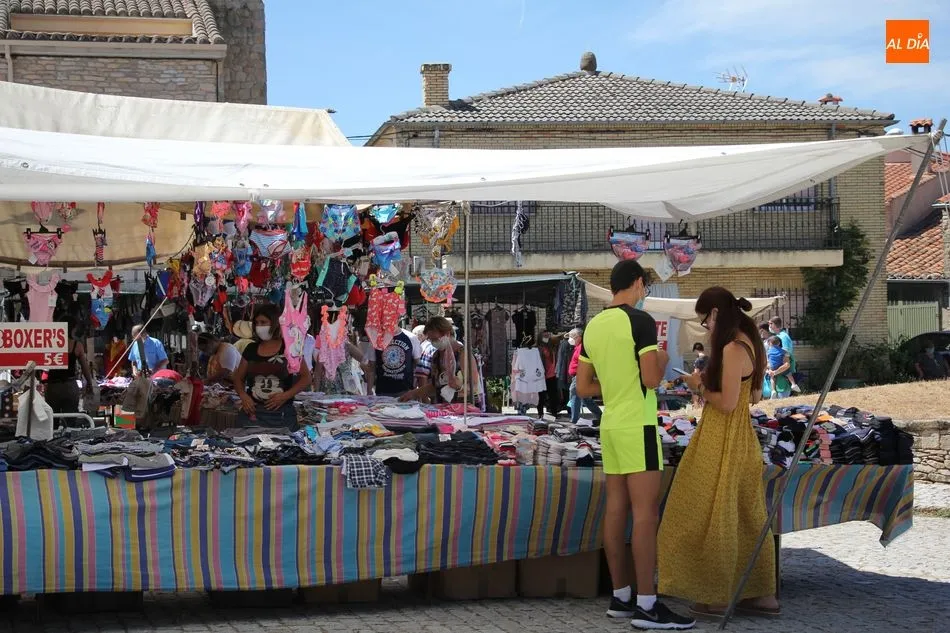 Foto 10 - El mercadillo portugu&eacute;s de Trabanca comienza agosto con una excelente afluencia de puestos de...