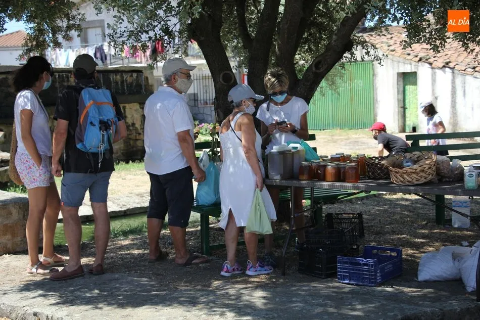 Foto 6 - El mercadillo portugu&eacute;s de Trabanca comienza agosto con una excelente afluencia de puestos de...