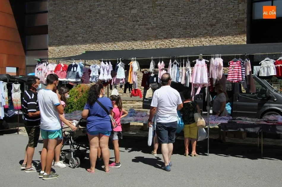 Foto 4 - El mercadillo portugu&eacute;s de Trabanca comienza agosto con una excelente afluencia de puestos de...