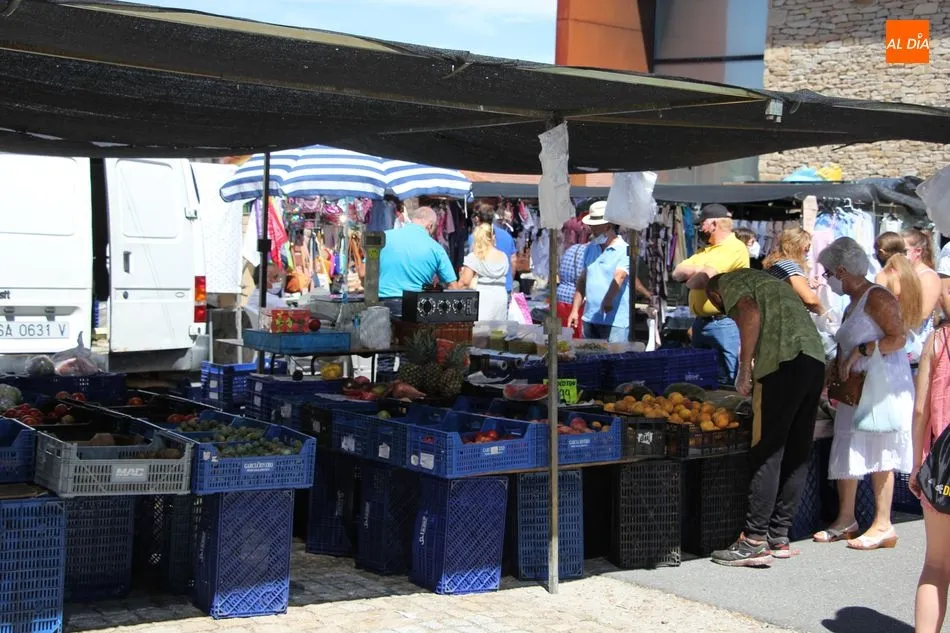 Foto 3 - El mercadillo portugu&eacute;s de Trabanca comienza agosto con una excelente afluencia de puestos de...