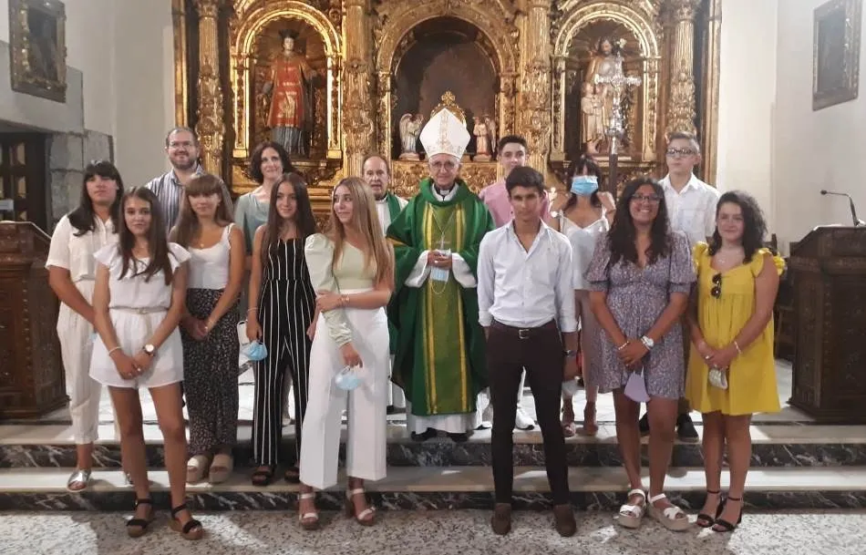 Nueve jóvenes y dos adultos se confirman en la Parroquia de San Andrés  