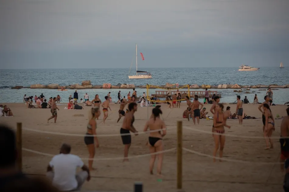 Bañistas en la playa en Barcelona. Foto: EP