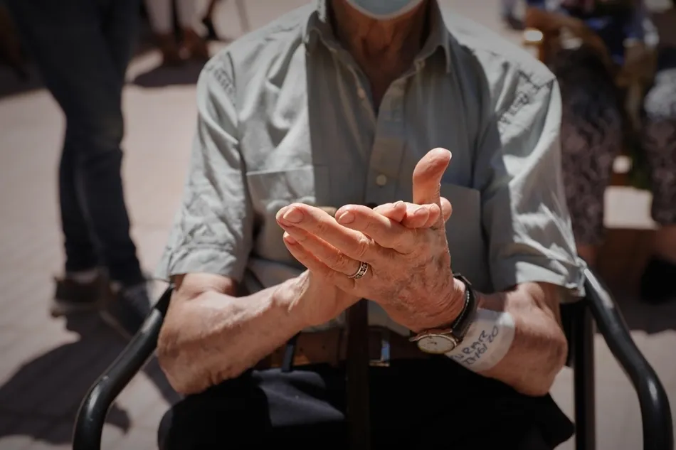 Cada ocho minutos fallece en España una persona dependiente en lista de espera, según gerentes de ...