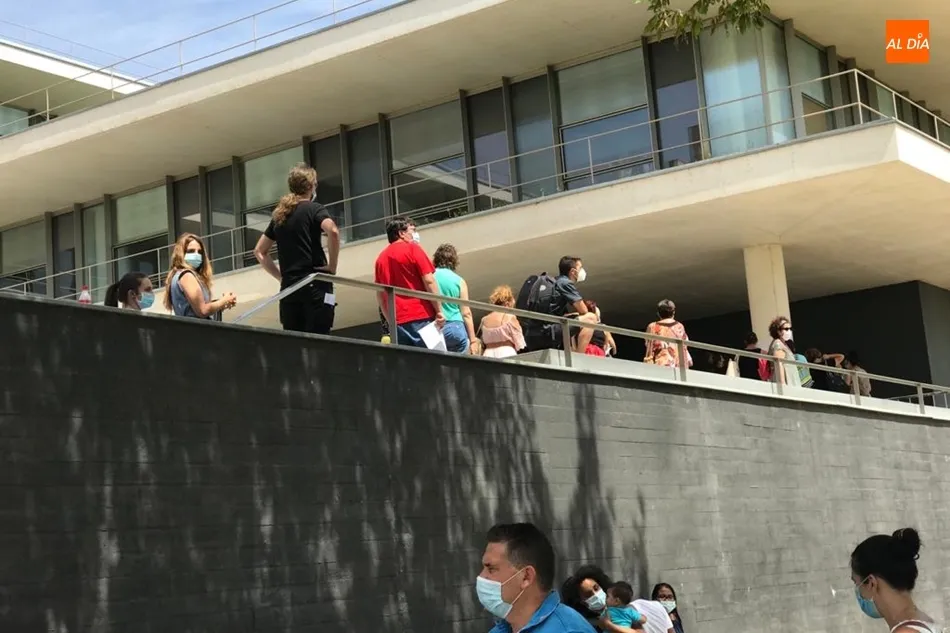 Foto 6 - Colas en la primera jornada de solicitud de las ayudas de la Junta a los trabajadores afectados por ...