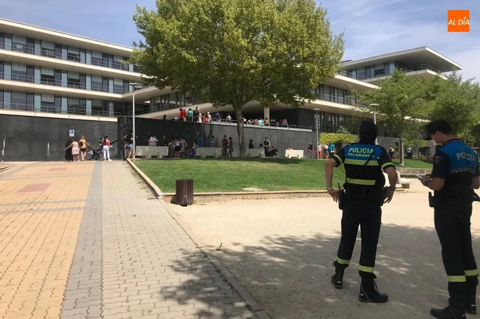Foto 5 - Colas en la primera jornada de solicitud de las ayudas de la Junta a los trabajadores afectados por ...