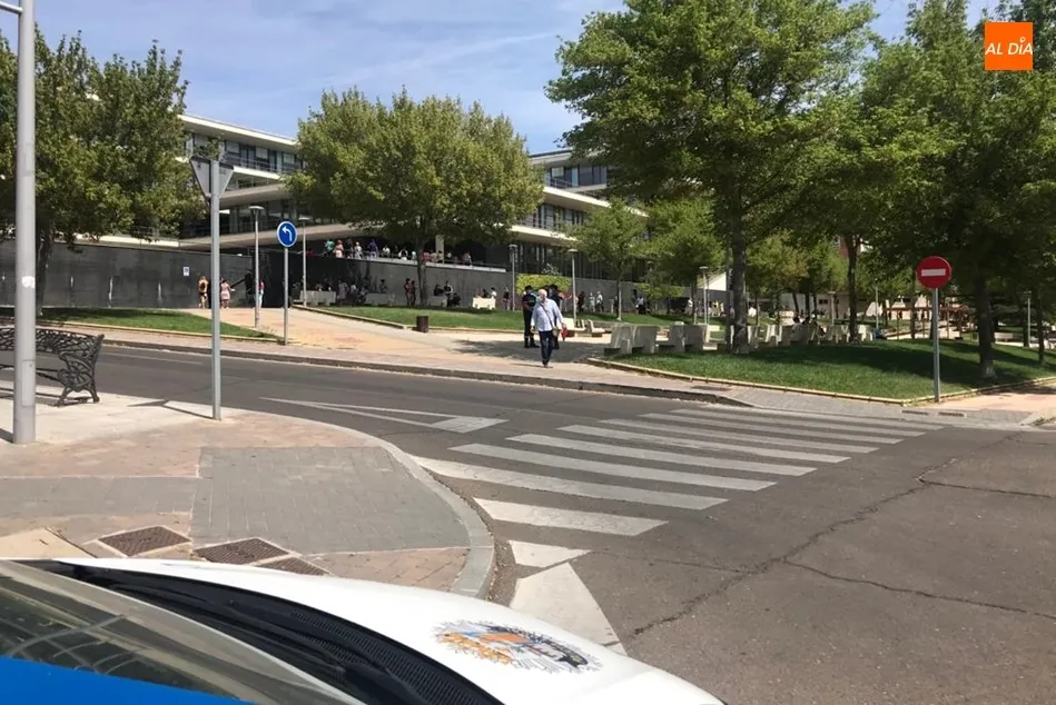 Foto 4 - Colas en la primera jornada de solicitud de las ayudas de la Junta a los trabajadores afectados por ...