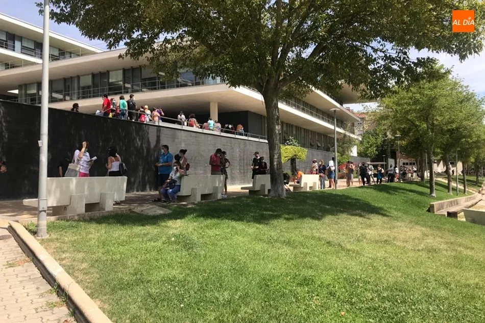 Foto 2 - Colas en la primera jornada de solicitud de las ayudas de la Junta a los trabajadores afectados por ...