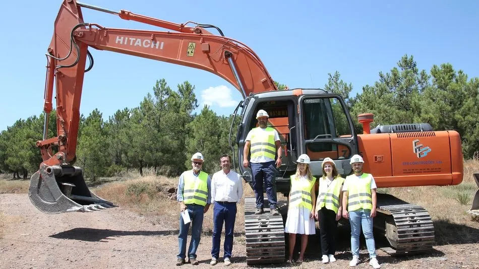 El presidente del Consejo de Administración, Ricardo Santos Silva, el consultor Carlos Guerra y otros miembros de Aethel Mining con el alcalde de Torre de Moncorvo, Nuno Gonçalves