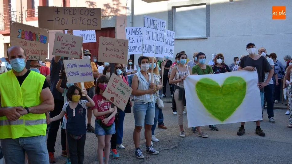 Foto 3 - Vecinos del Abadengo denuncian el incumplimiento de la Gerencia en el Servicio de Urgencias...