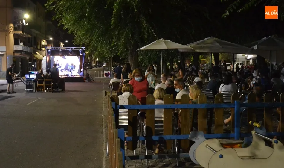 Foto 10 - Noche de baladas en la Avenida de Salamanca con Alba Moreno y Sabas Yag&uuml;e  