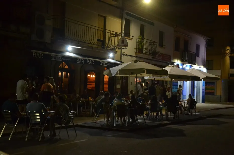 Foto 9 - Noche de baladas en la Avenida de Salamanca con Alba Moreno y Sabas Yag&uuml;e  