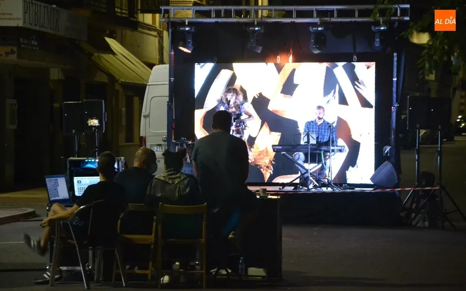Foto 8 - Noche de baladas en la Avenida de Salamanca con Alba Moreno y Sabas Yag&uuml;e  