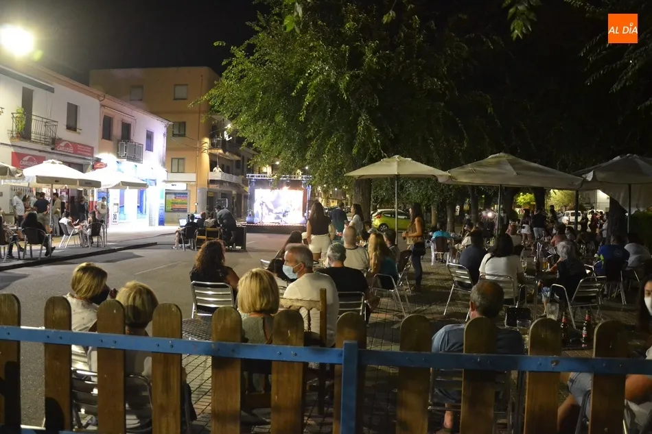 Noche de baladas en la Avenida de Salamanca con Alba Moreno y Sabas Yagüe  