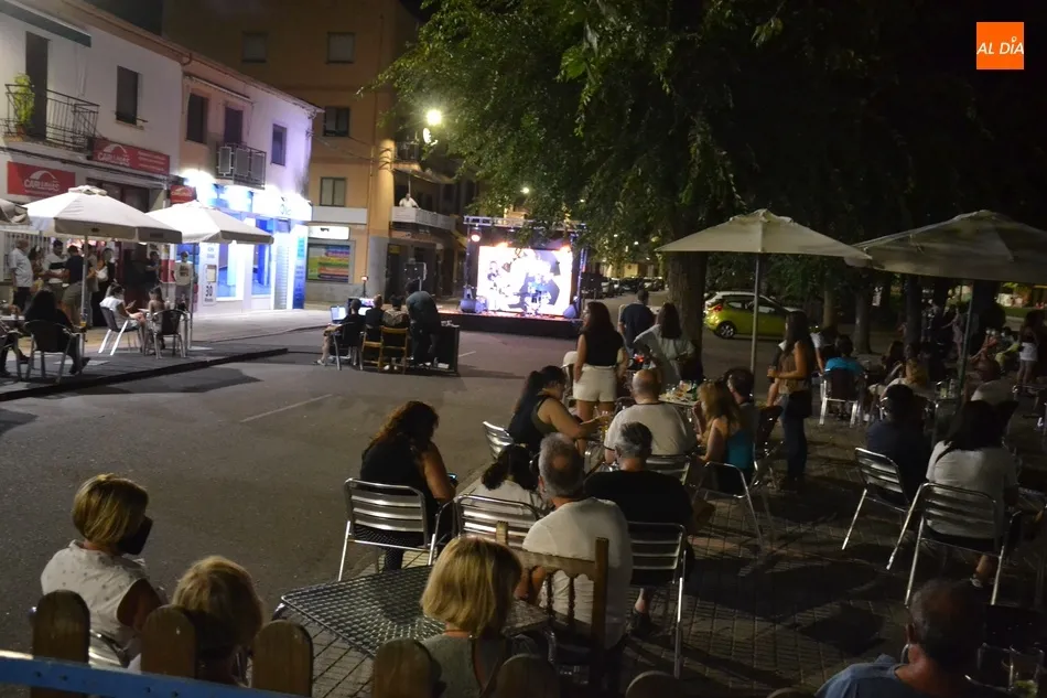 Foto 7 - Noche de baladas en la Avenida de Salamanca con Alba Moreno y Sabas Yag&uuml;e  
