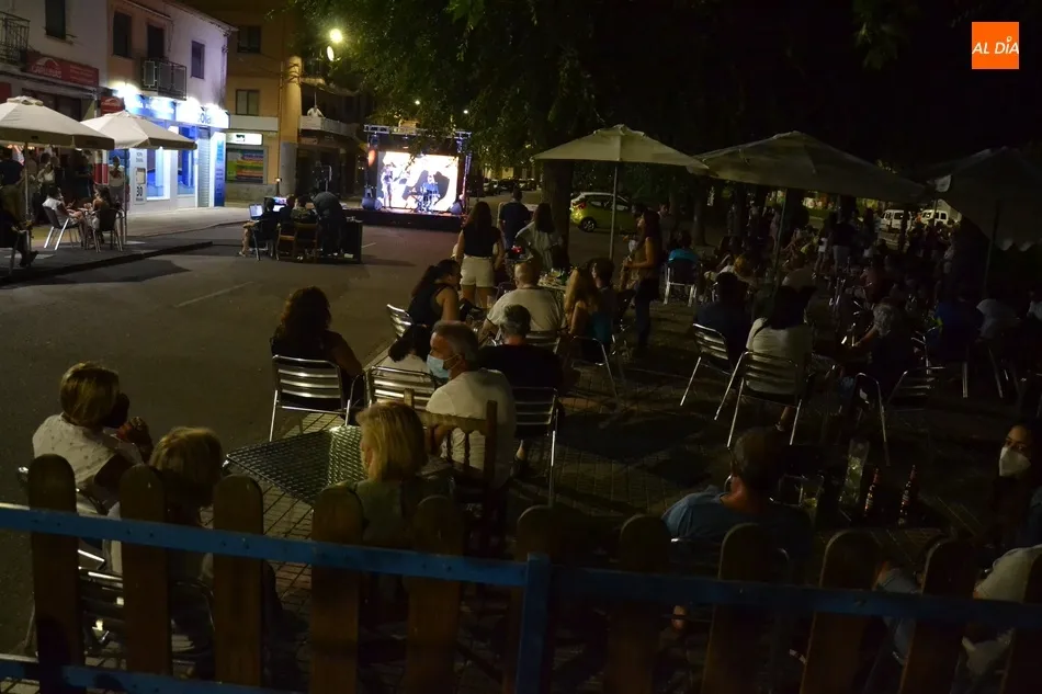 Foto 6 - Noche de baladas en la Avenida de Salamanca con Alba Moreno y Sabas Yag&uuml;e  