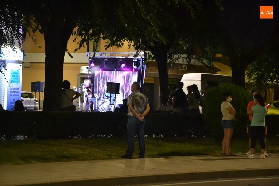Foto 5 - Noche de baladas en la Avenida de Salamanca con Alba Moreno y Sabas Yag&uuml;e  
