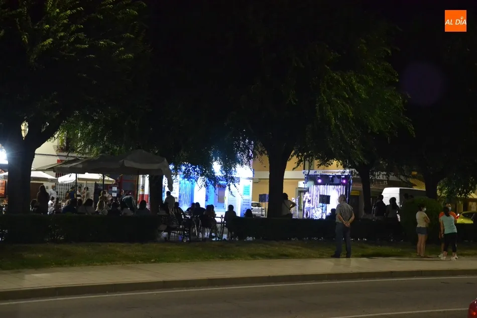 Foto 4 - Noche de baladas en la Avenida de Salamanca con Alba Moreno y Sabas Yag&uuml;e  