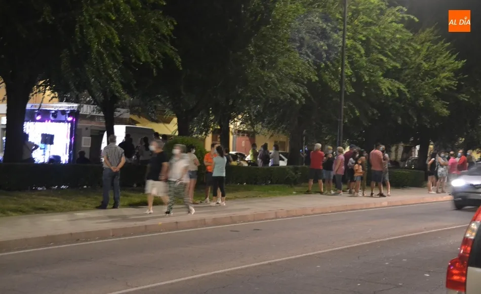 Foto 3 - Noche de baladas en la Avenida de Salamanca con Alba Moreno y Sabas Yag&uuml;e  