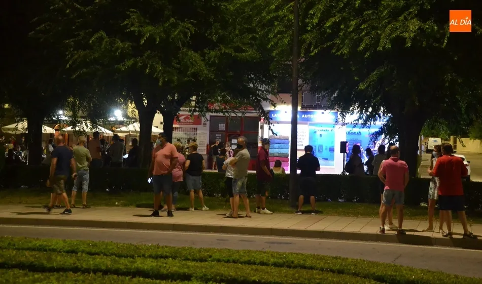 Foto 2 - Noche de baladas en la Avenida de Salamanca con Alba Moreno y Sabas Yag&uuml;e  