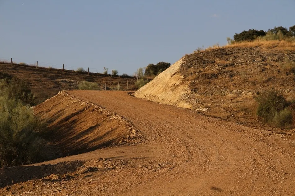 Acondicionado, doblando la anchura de la calzada, el camino del Cordel de las Vacas  