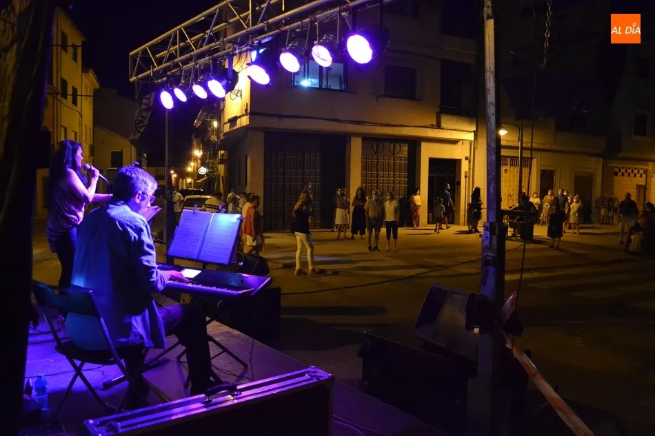 Foto 9 - La calle Laguna evoca el esp&iacute;ritu musical de la noche del Martes Chico con En3Jazz  