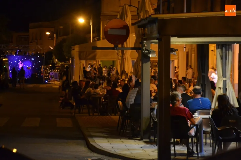 Foto 4 - La calle Laguna evoca el esp&iacute;ritu musical de la noche del Martes Chico con En3Jazz  