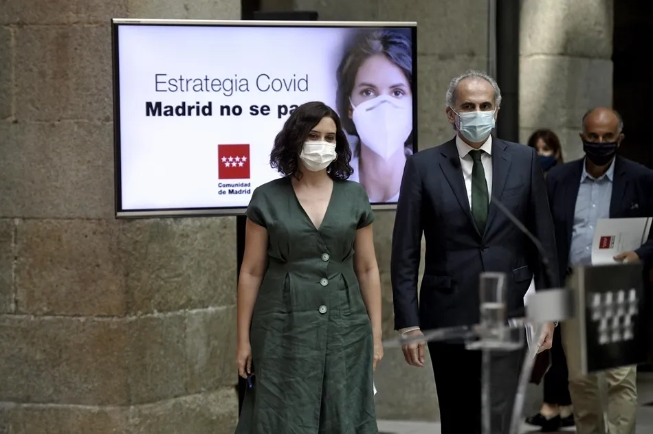 La presidenta de la Comunidad de Madrid, Isabel Díaz Ayuso, junto al consejero de Sanidad, Enrique Ruiz Escudero. Foto: EP