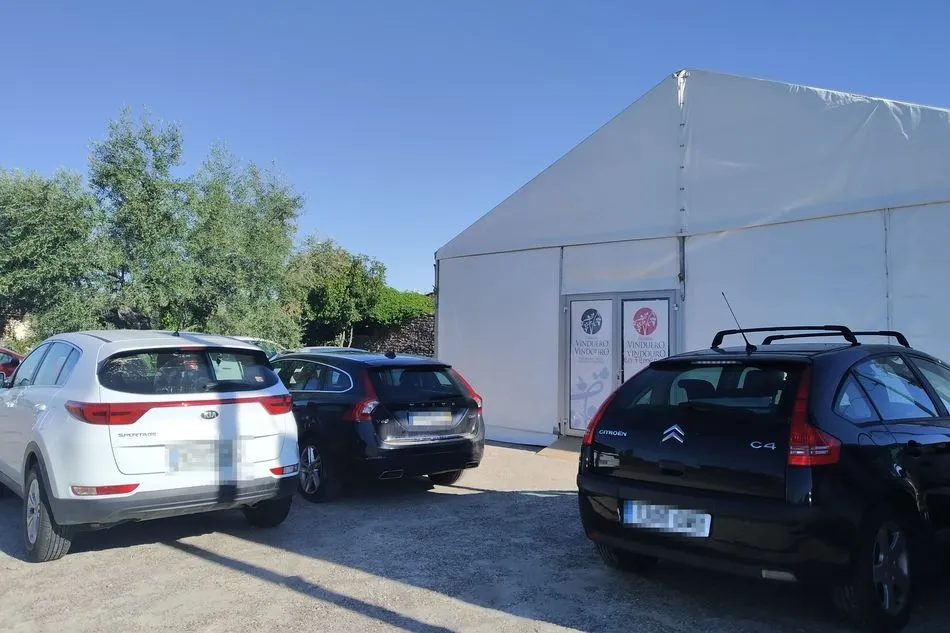 Foto 2 - El Ayuntamiento de Trabanca intenta el cierre de una carpa por carecer de&nbsp;autorizaci&oacute;n&nbsp;municipal ...