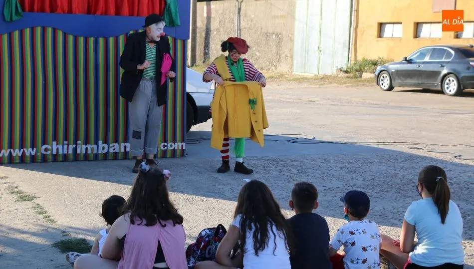La compañía Chirimbamba divirtió a pequeños y mayores con sus payasos y títeres