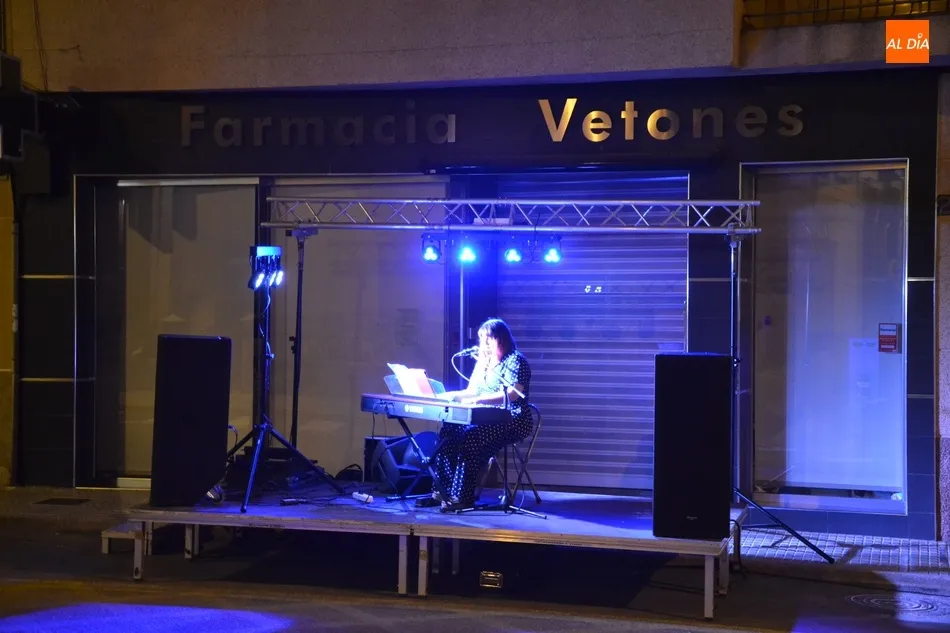 Foto 11 - La majestuosa voz de Victoria Mesonero encandila al barrio de Santa Ana  