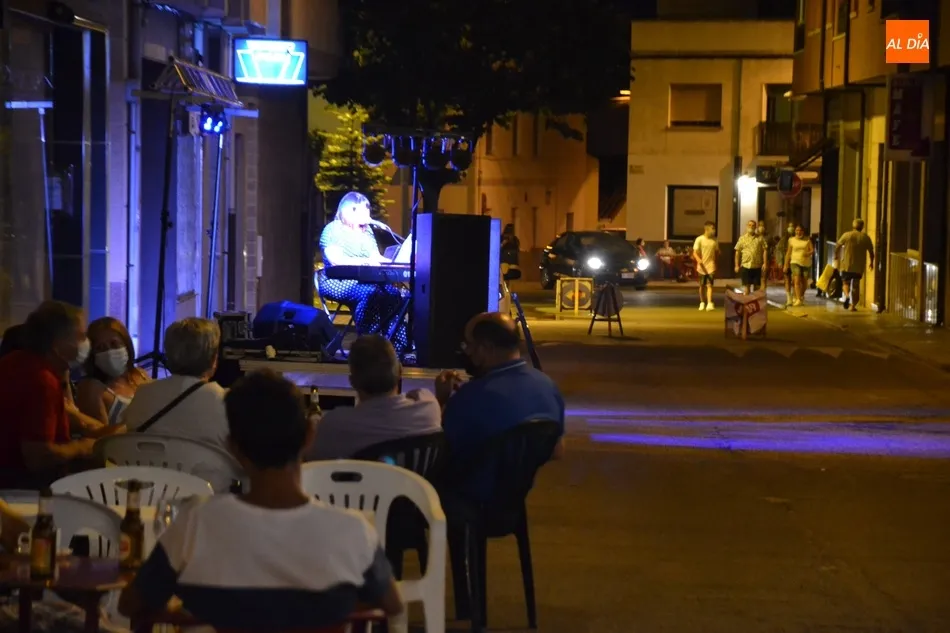 Foto 6 - La majestuosa voz de Victoria Mesonero encandila al barrio de Santa Ana  
