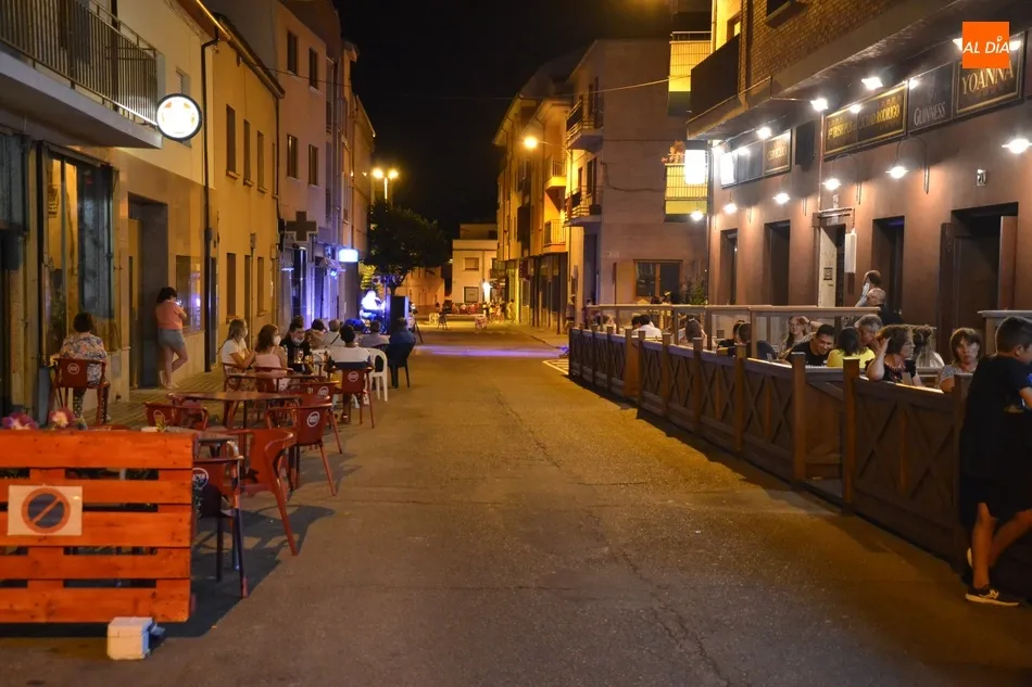 Foto 4 - La majestuosa voz de Victoria Mesonero encandila al barrio de Santa Ana  