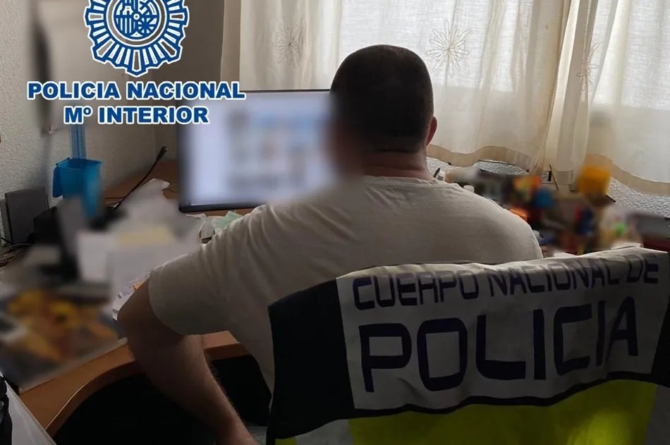 Un agente investiga el ordenador del detenido