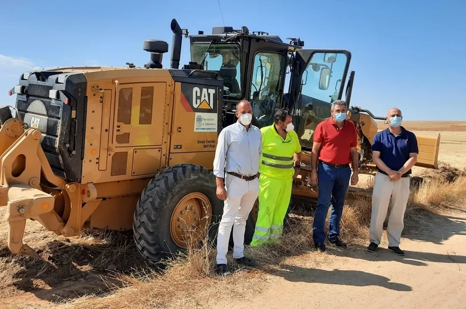 Llorente, junto al alcalde de Cantalpino y el diputado de Agricultura de Salamanca. Foto: Jcyl