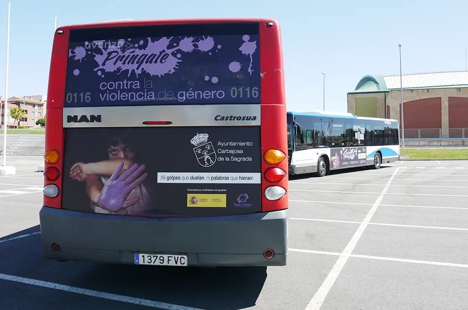 Foto 2 - Los autobuses de Carbajosa se suman a la campa&ntilde;a &iexcl;Pr&iacute;ngate contra la violencia de g&eacute;nero!