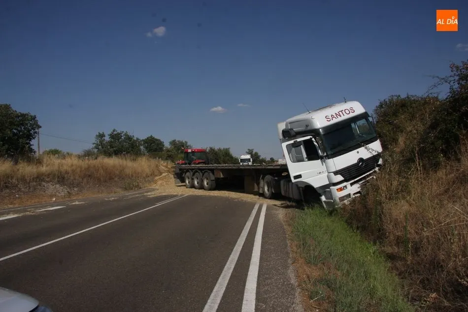 Foto 6 - La salida de v&iacute;a de un cami&oacute;n obliga a cortar la CL-517 a la altura de Peralejos de Abajo