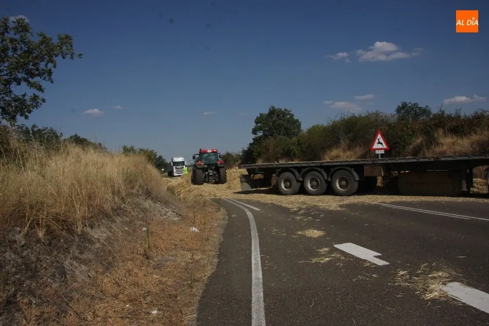 Foto 4 - La salida de v&iacute;a de un cami&oacute;n obliga a cortar la CL-517 a la altura de Peralejos de Abajo