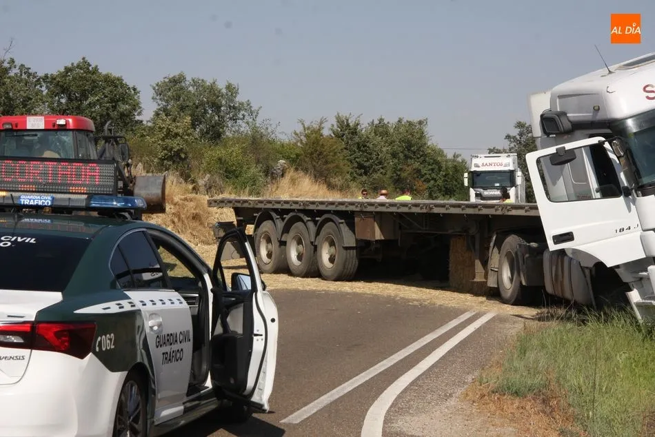 Foto 3 - La salida de v&iacute;a de un cami&oacute;n obliga a cortar la CL-517 a la altura de Peralejos de Abajo